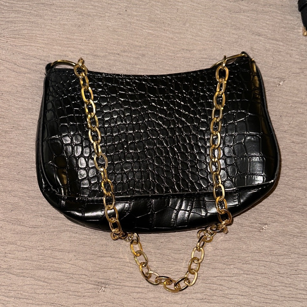 Elegant Black Croc-Embossed Shoulder Bag with Gold Chain